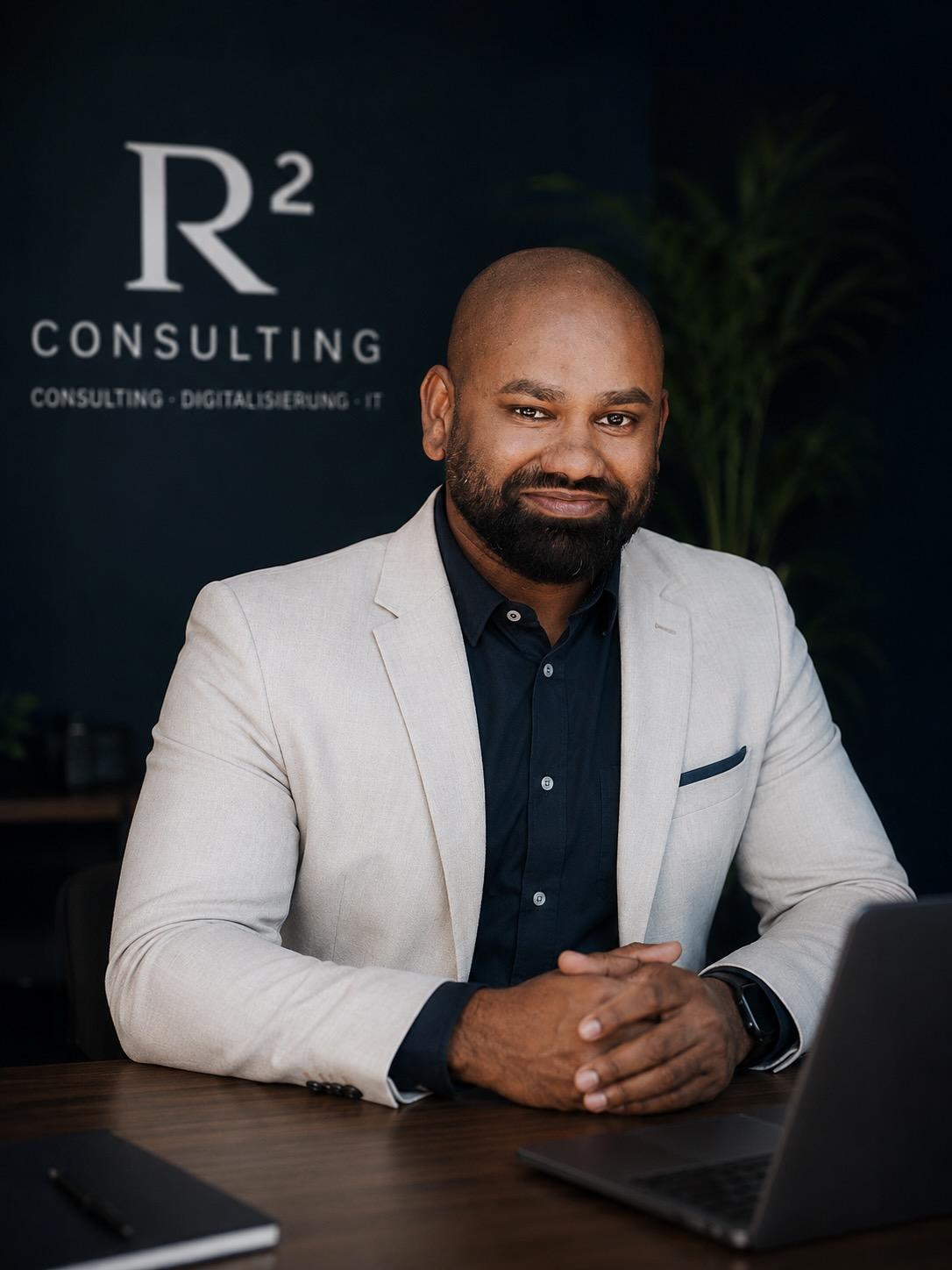 Rashman Ramathas, Gründer und Berater von R² Consulting, an seinem Schreibtisch